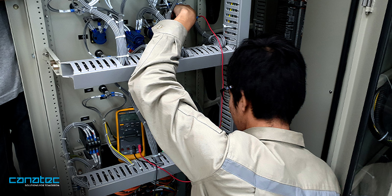 An expert installing CRAC in data centre